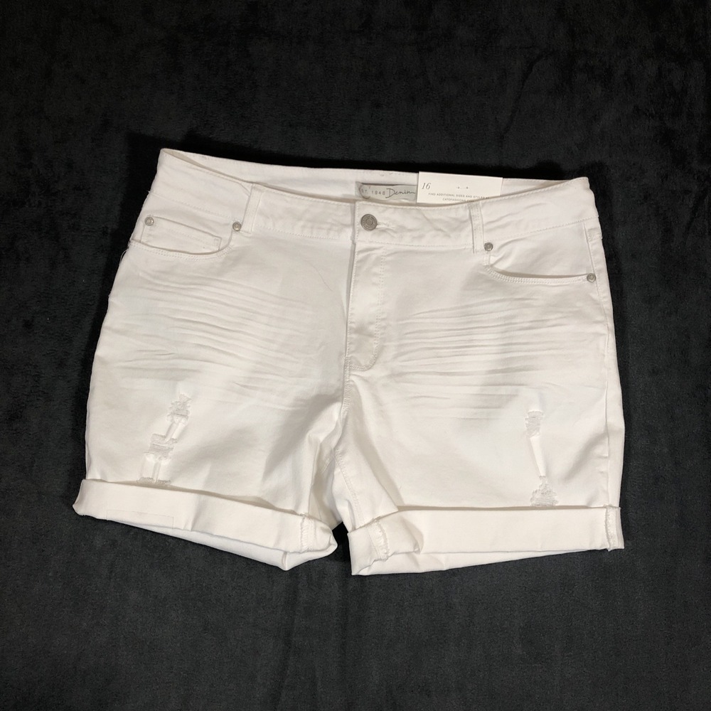 Cato Est. 1946 White Denim Distressed Cuffed Shorts Women's Size 16 NWT